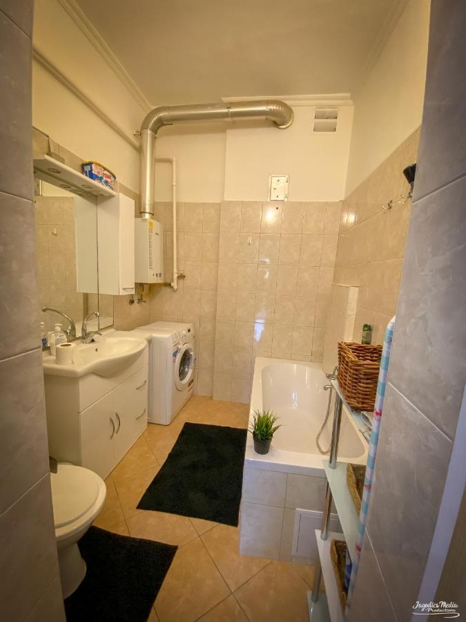 Lovely Central Apartment With Free Parking, Koezponthoz Koezeli 3 Szobas Lakas Győr Eksteriør billede