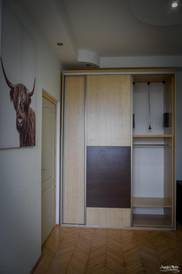 Lovely Central Apartment With Free Parking, Koezponthoz Koezeli 3 Szobas Lakas Győr Eksteriør billede
