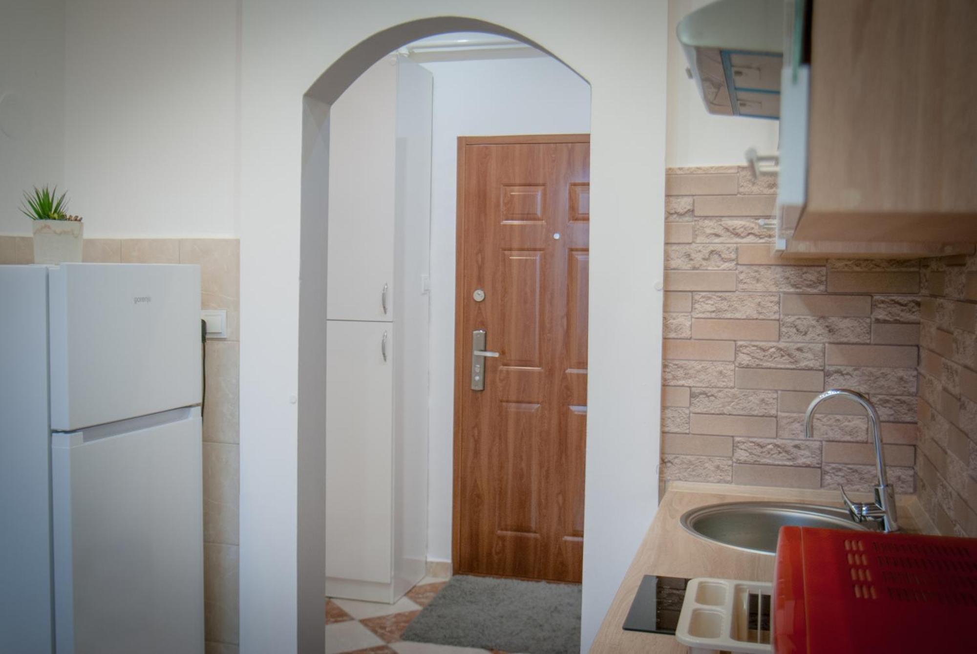 Lovely Central Apartment With Free Parking, Koezponthoz Koezeli 3 Szobas Lakas Győr Eksteriør billede