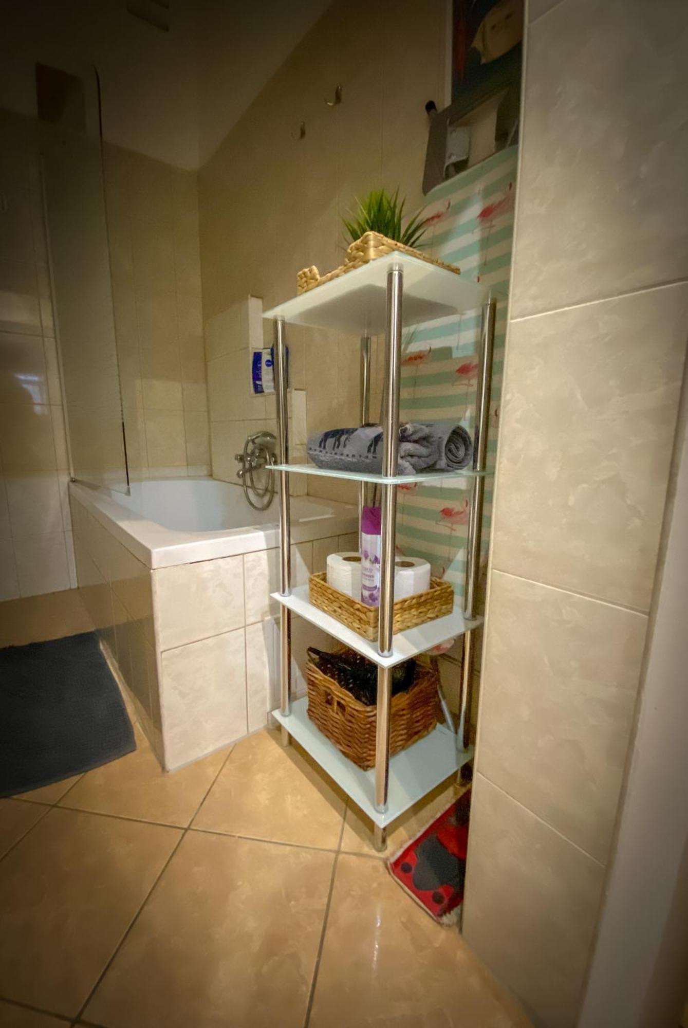 Lovely Central Apartment With Free Parking, Koezponthoz Koezeli 3 Szobas Lakas Győr Eksteriør billede